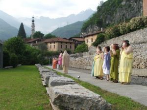 Spettacolo davanti al teatro