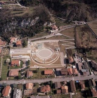 Veduta aerea del teatro e dell'anfiteatro di Cividate Camuno